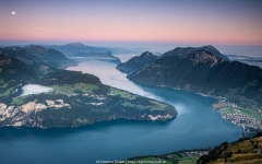 Morgens vor Sonnenaufgang am Fronalpstock, Blick über den Vierwaldstättersee und Brunnen - ©Christiane Dreher